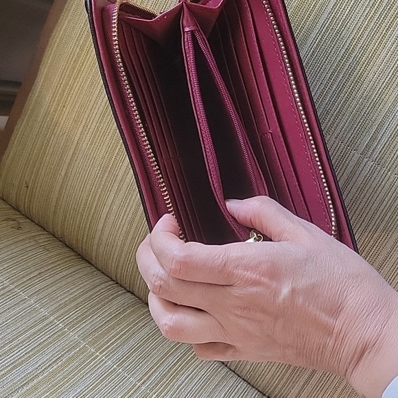 Ellen Tracy wallet. Perfect condition, new no tag. - Picture 4 of 7